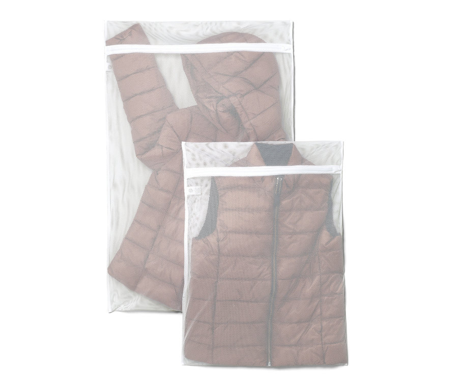 Zwei extragroße Wäschenetze mit einer braunen Daunenjacke und Weste.