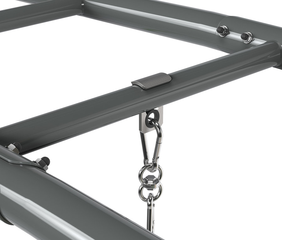 Detailansicht eines grauen EXIT Klettergerüst »MB310« mit Karabiner und Kette.