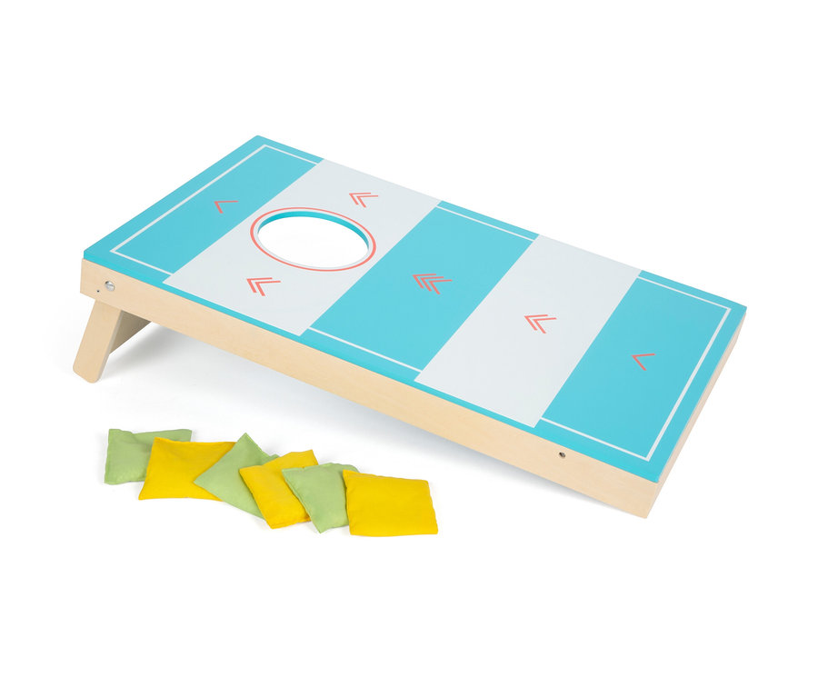 Ein Cornhole-Spiel mit blau-weißem Motiv und gelben und grünen Sandsäcken.