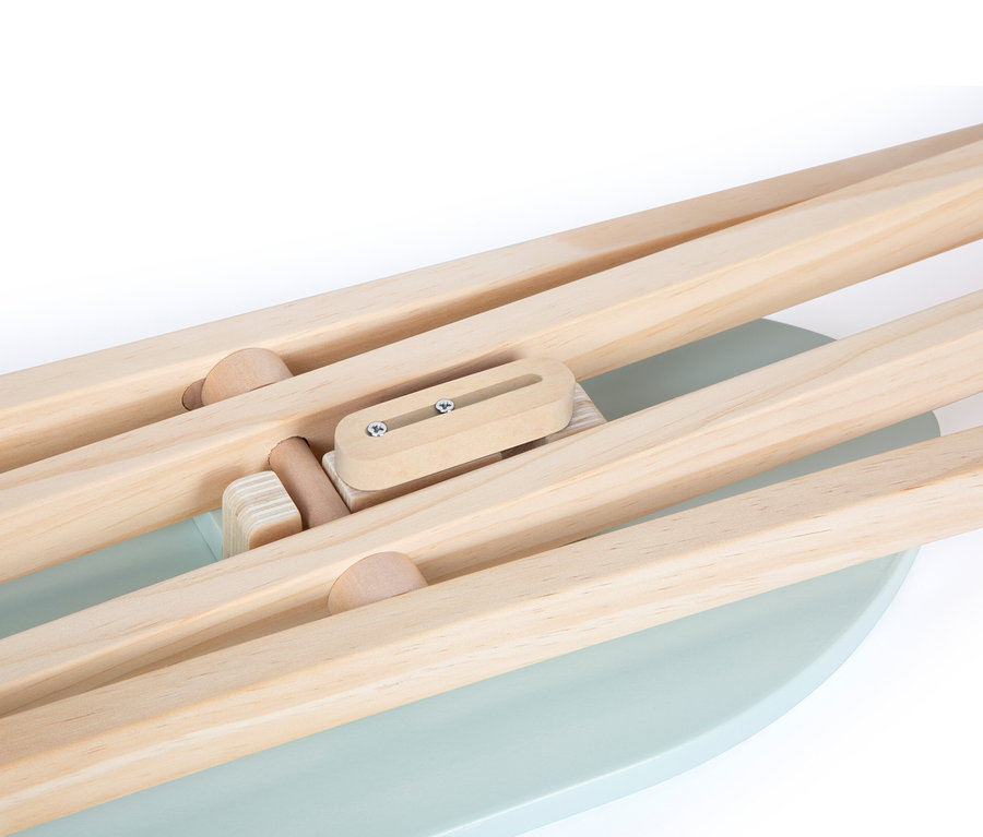 Detailansicht eines small foot Bügelbretts mit Holzrahmen und hellblauer Platte.