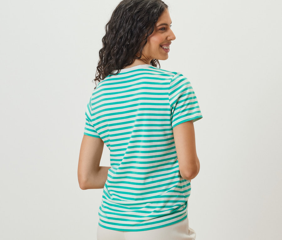 Eine Frau, von hinten gesehen, trägt ein aqua-weiß gestreiftes Basic T-Shirt.