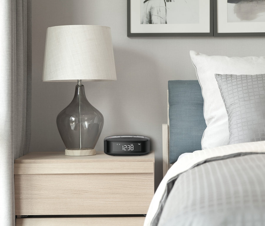 Philips Radiowecker »TAR3505« steht auf einem Nachttisch neben einer Lampe und einem Bett.