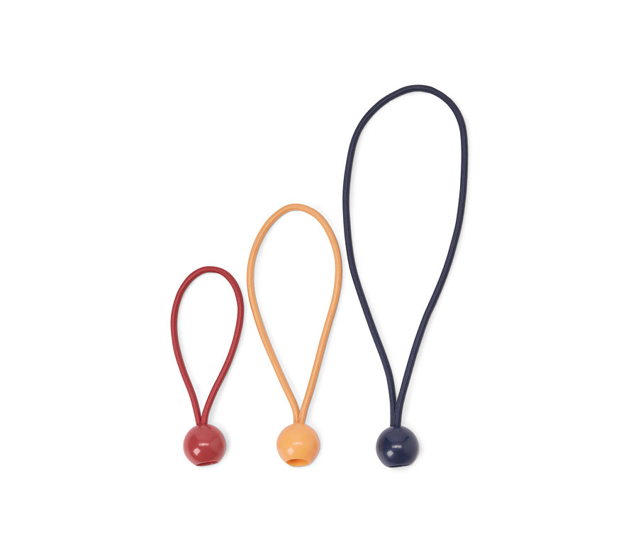 Rote, orangefarbene und blaue 12 Spanngummis auf weißem Hintergrund.