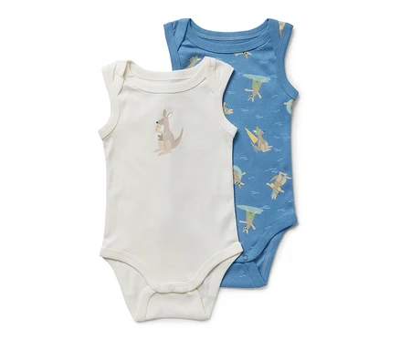 Zwei Baby-Bodys: ein weißer mit Känguru-Print, ein blauer mit Kängurus, die auf Wellen surfen.