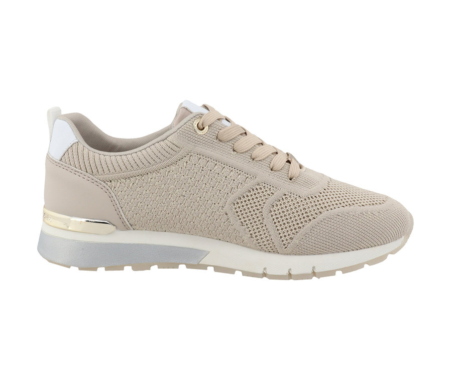 Ein Tom Tailor Sneaker aus Textil/PU in Sandfarbe steht auf einer weißen Sohle.