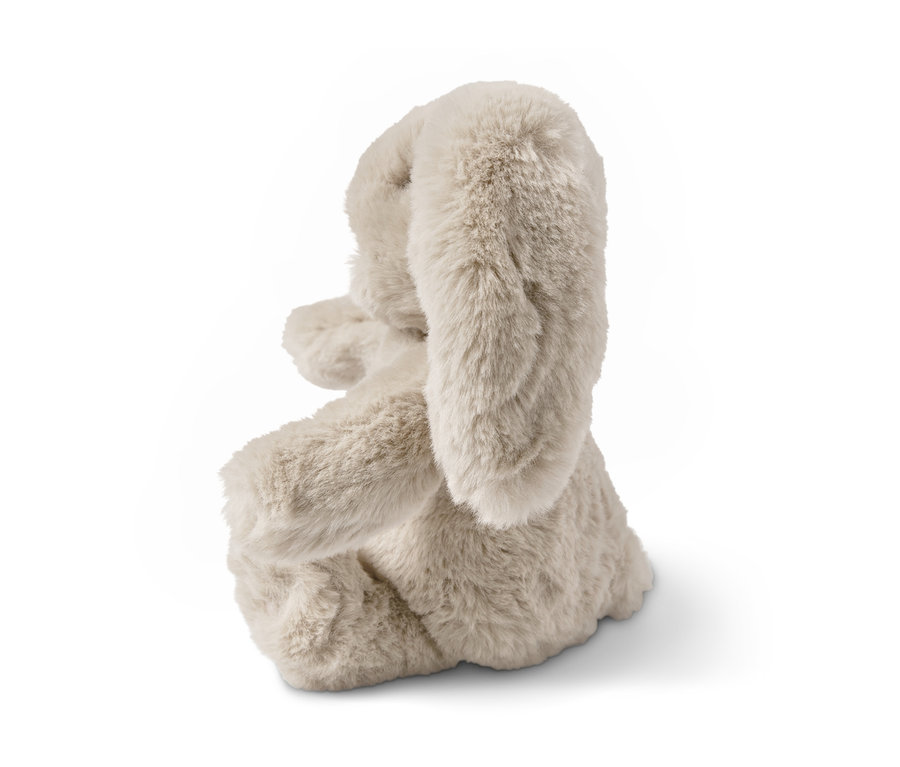 Ein beiger Plüsch-Hase sitzt auf einem weißen Hintergrund.
