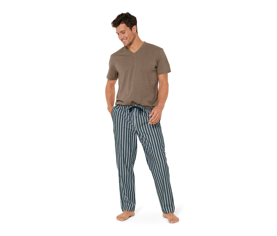 Mann trägt ein 3-teiliges Pyjama-Set.