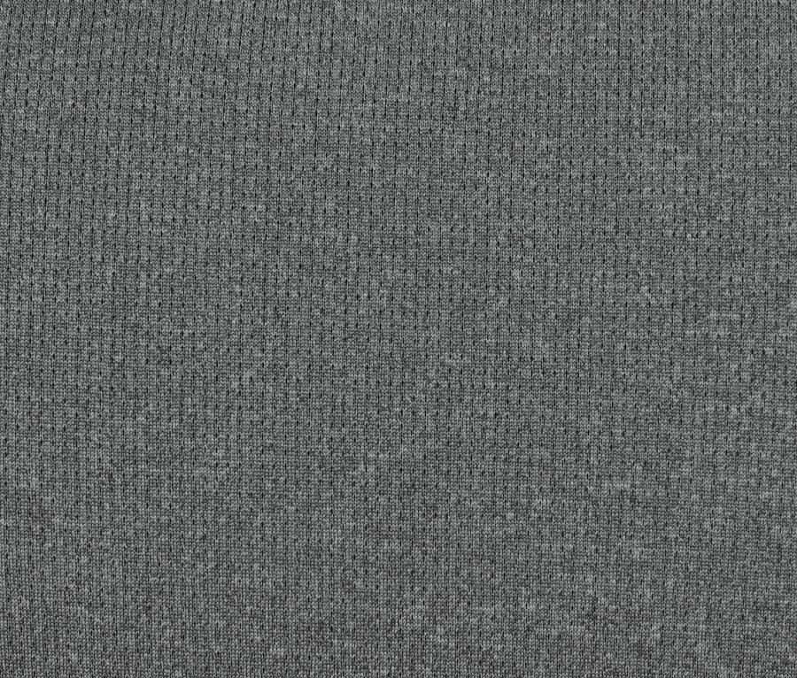 Detailaufnahme eines grauen Funktionsshirts.