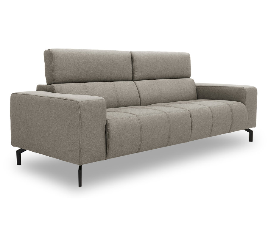 Helles, graues 2-Sitzer Sofa "Cunelli" vor weißem Hintergrund.