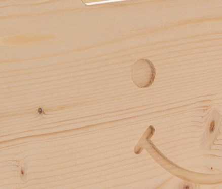 Detailansicht des roba Indoor-Spielturms aus Holz mit Netz, Sprossen und Griffen mit geschnitztem Smiley.