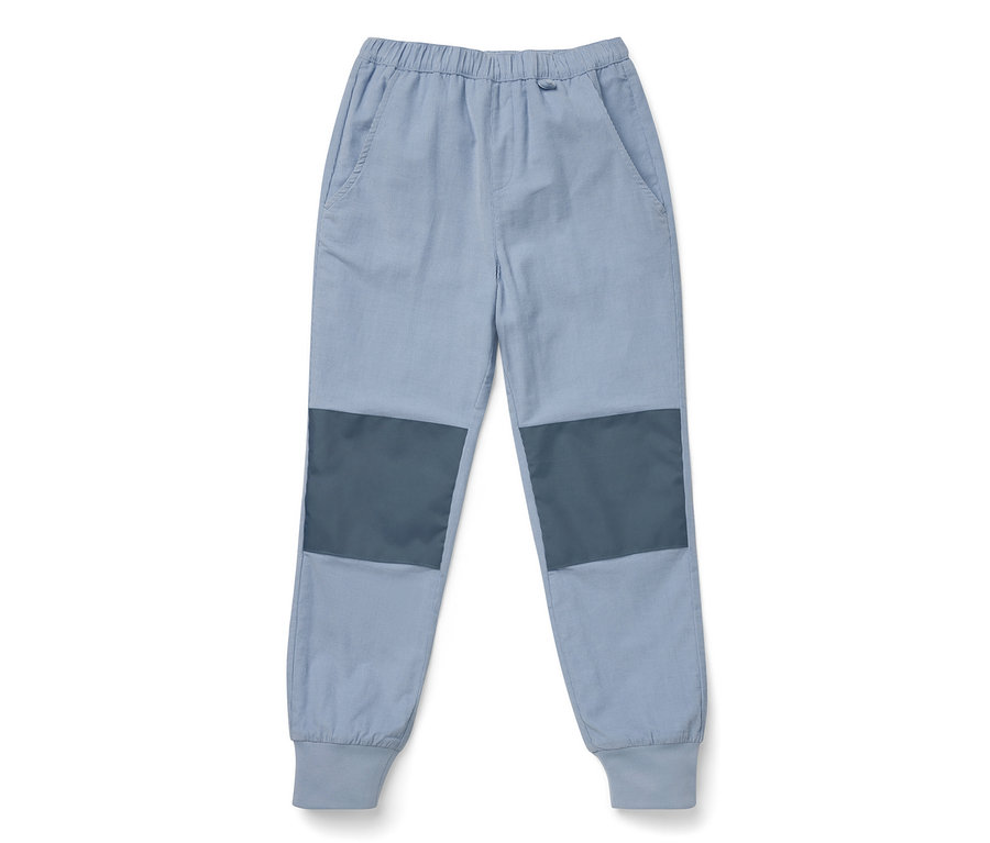 Blaue Kinder-Cord-Outdoorhose mit dunklen Kniepatches.