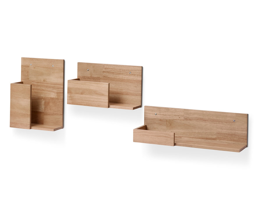 Drei hölzerne Wandregale auf weißem Hintergrund.