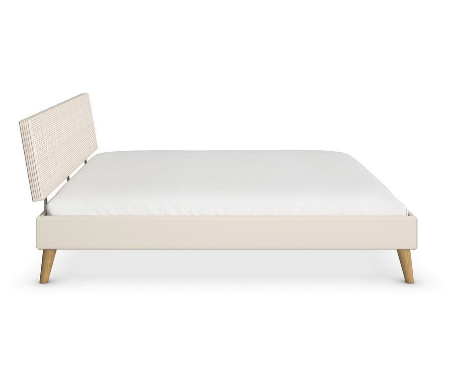 Weißes rauch Bett »Mavi-Extra« mit Polsterkopfteil und weißer Matratze.