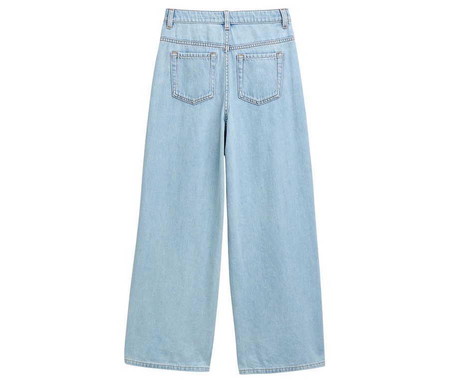 Hellblaue, weit geschnittene Jeans mit Taschen auf der Rückseite.
