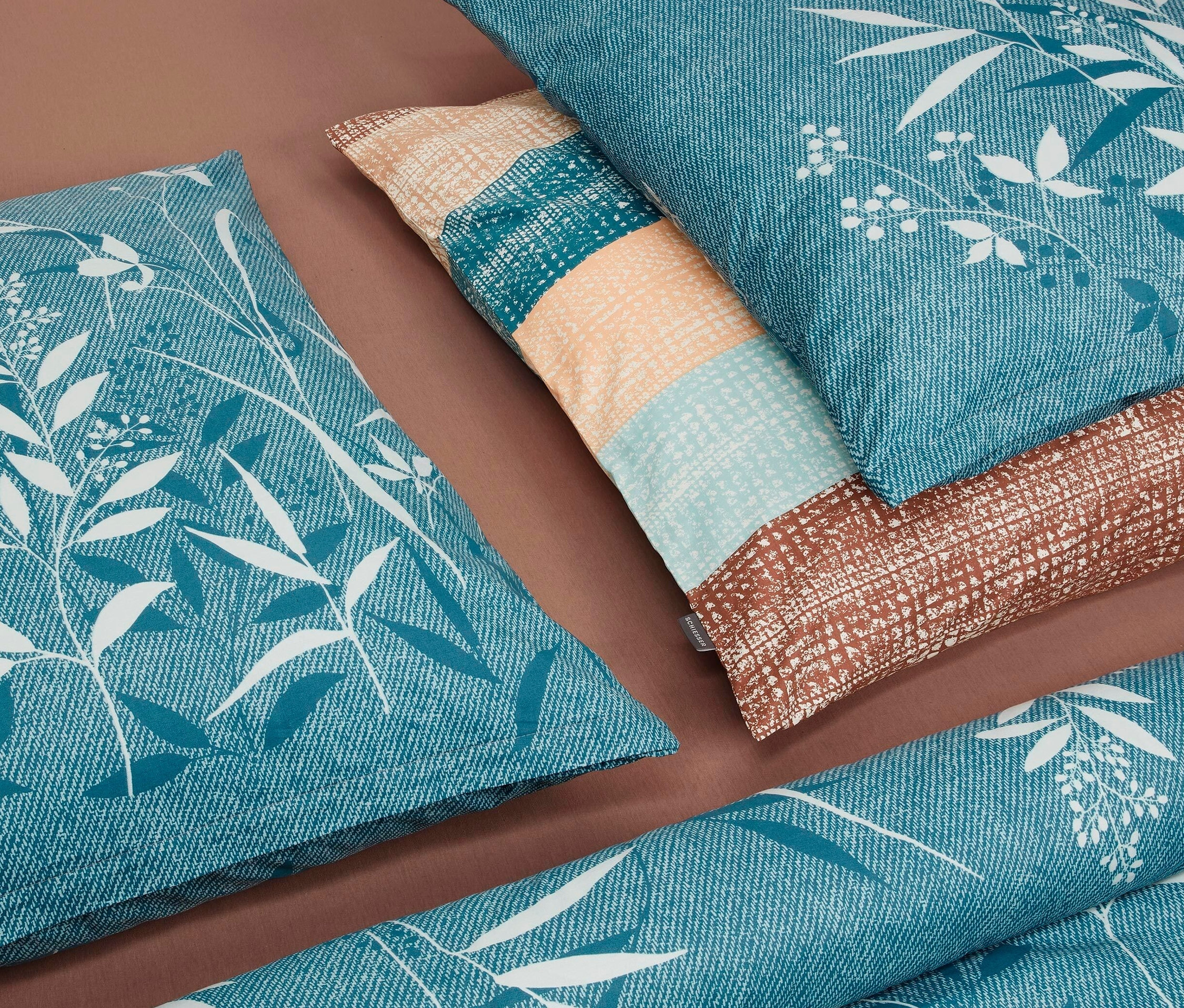 Bettwäscheset mit Blättermotiv in Blau-, Beige- und Brauntönen. SCHIESSER Renforcé Bettwäscheset »Emilia«, gestreift, sandfarben.