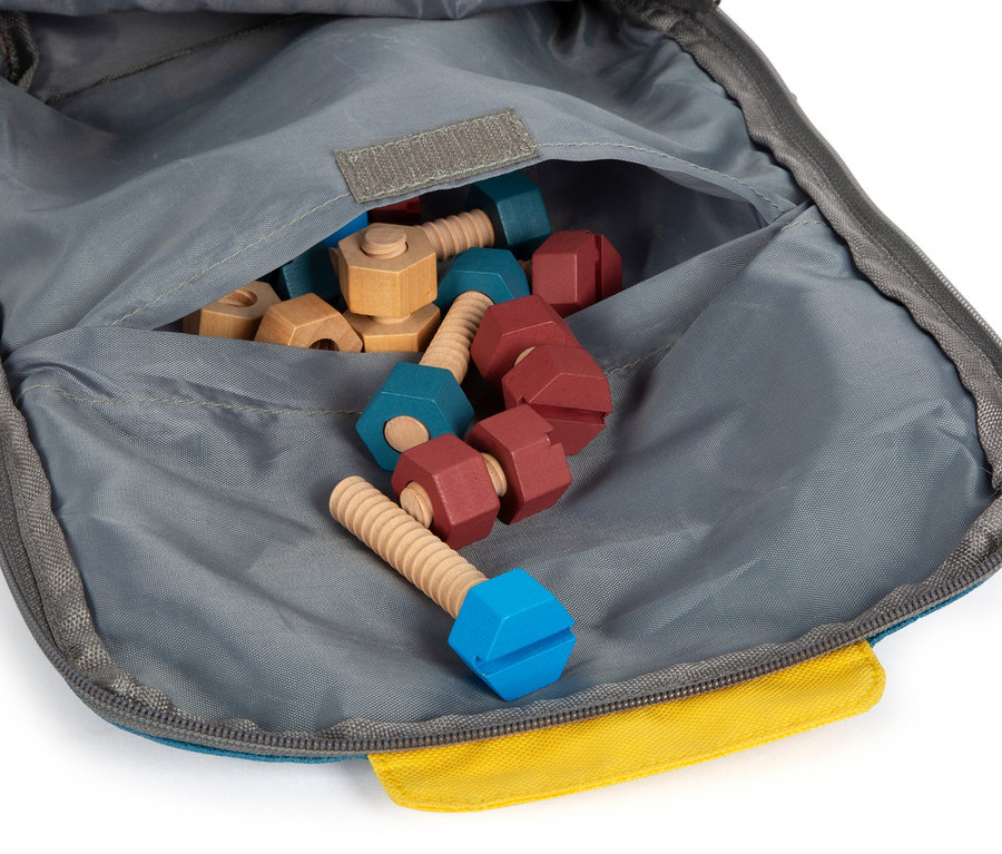 Offener blauer small foot Werkzeugrucksack »Workshop« gefüllt mit verschiedenfarbigen Holzschrauben und -muttern.