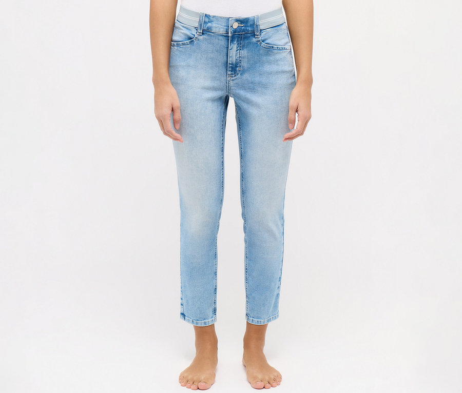Person trägt Angels Jeans »Ornella Sporty« Slim Fit 7/8 in Light Blue.