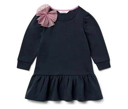 Dunkelblaues Kleid mit langen Ärmeln und rosafarbener Schleife an der Schulter.