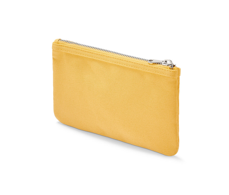 Gelbe Kulturtasche mit Kosmetiktasche und silbernem Reißverschluss.