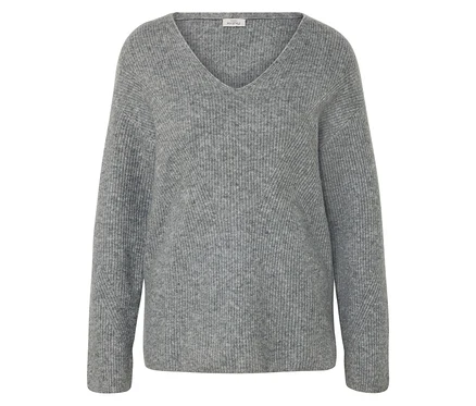 Grauer Grobstrickpullover mit V-Ausschnitt.