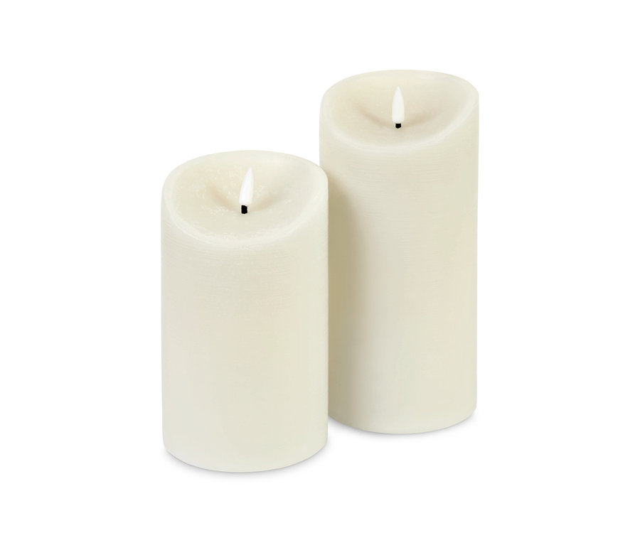 Zwei LED-Echtwachskerzen stehen auf einem weißen Hintergrund.