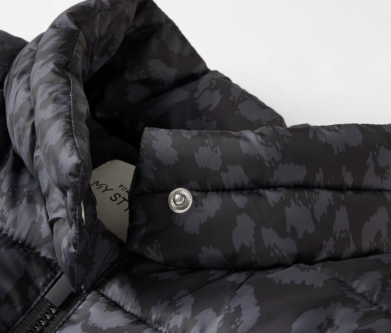 Detailaufnahme einer schwarz gesteppten Jacke mit Muster.