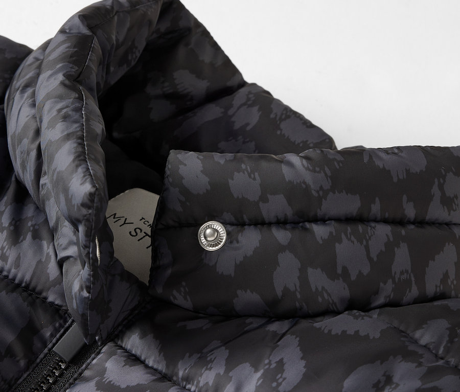 Detailaufnahme einer schwarz gesteppten Jacke mit Muster.