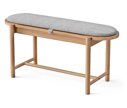 Helle Holzbank mit grauem Stoffbezug.