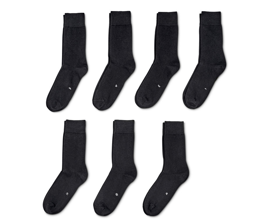 Sieben Paar Socken.