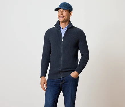 Mann trägt eine navy melierte Strickjacke.