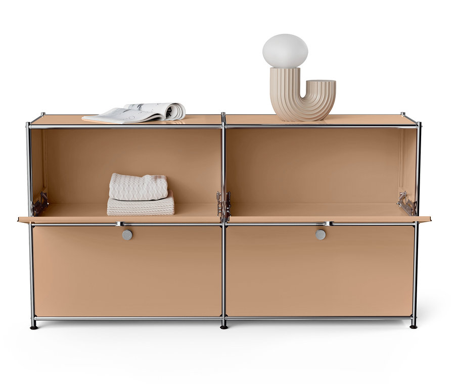 Beiger Schrank mit vier Fächern, oben ein Magazin und eine Lampe.