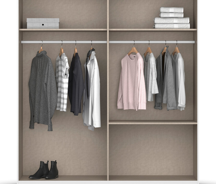 Innenansicht eines Rauch Drehtürenschranks "Skandi" 4-türig mit zwei Schubladen, beige/champagner, mit Kleidung auf Kleiderbügeln und Schuhen auf dem Boden.