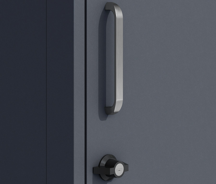 Detailansicht einer grauen Paketbox mit Blumenkasten, oben ein silberner Griff und unten ein schwarzes Schloss.