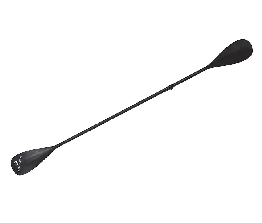 Ein schwarzes Spinera SUP- und Kajak-Paddel Classic liegt diagonal auf einem weißen Hintergrund.