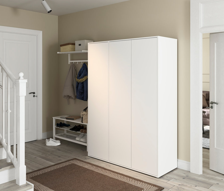 Eingangsbereich mit rauch Kleiderschrank »Nabilia«, 3-türig, weiß, Schuhregal, Garderobe und Treppe.
