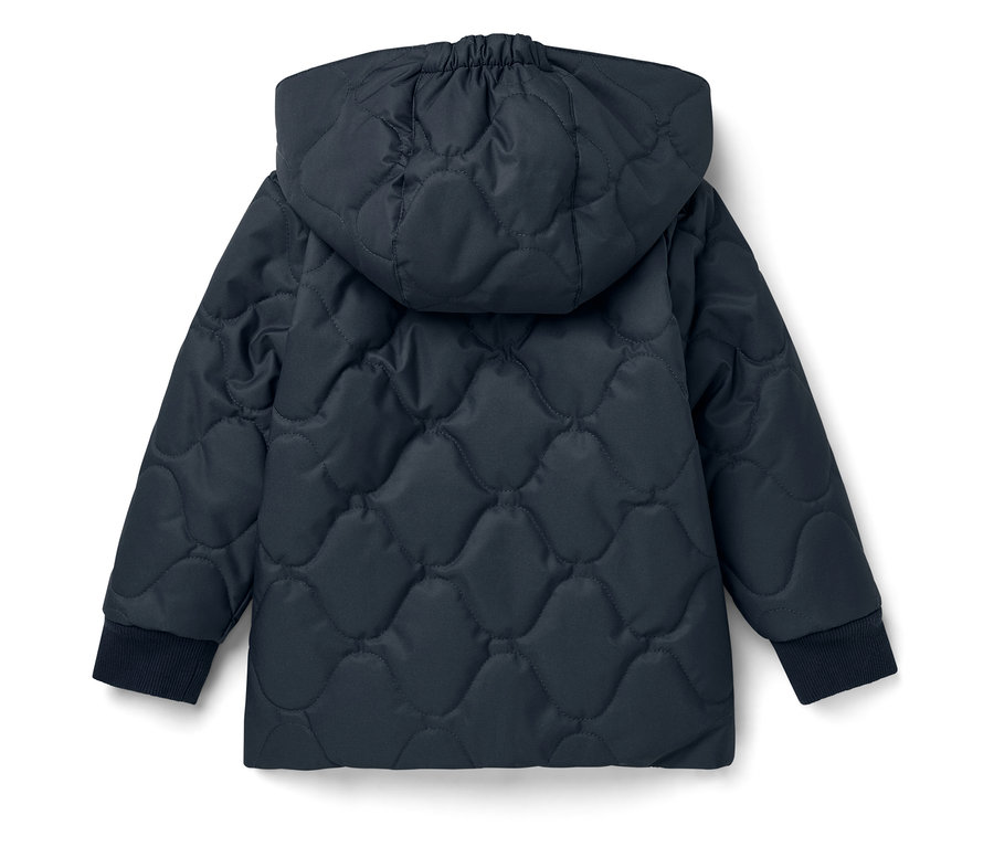 Detail der Rückseite einer marineblauen Steppjacke mit Kapuze.