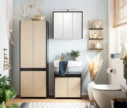 Badezimmer mit Hochschrank, Waschtisch mit Unterschrank, Spiegelschrank und Toilette.