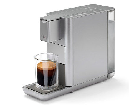 Qbo Kaffeemaschine mit Glas gefüllt mit Kaffee.