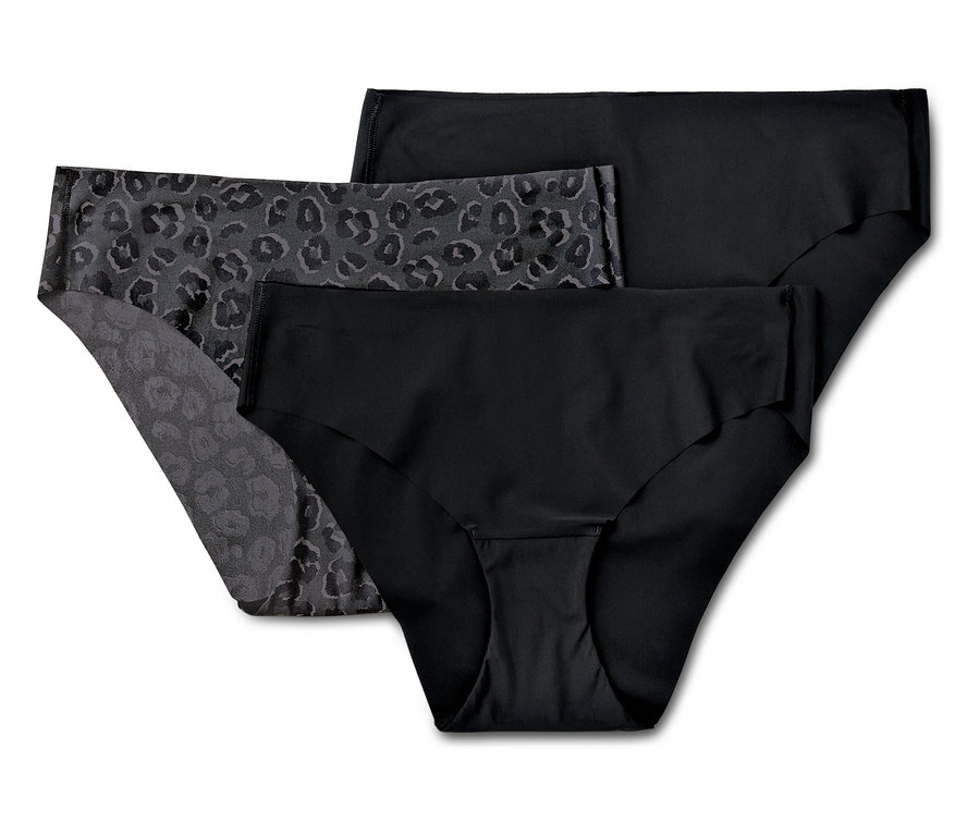 Drei Paar Damenslips. Zwei sind schwarz, einer hat einen Animal-Print.