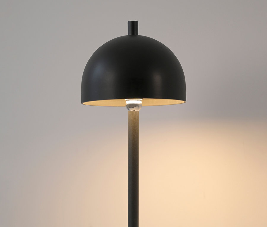 Nahaufnahme der schwarzen SCHÖNER WOHNEN-Kollektion Akku-Tischleuchte »Bellis«.