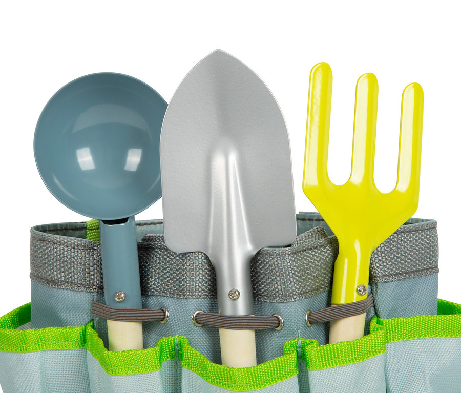 Eine blaue Schaufel, eine silberne Schaufel und eine gelbe Harke in einer graugrünen small foot Gartentasche.