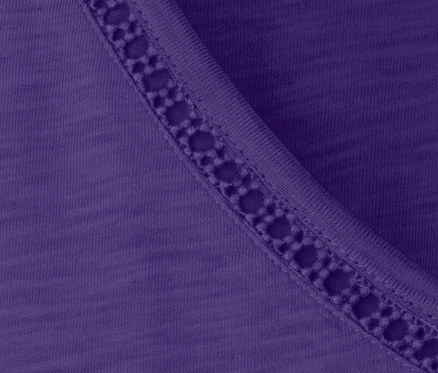 Detailaufnahme eines lila Shirts aus Modalmix mit Zierborte.