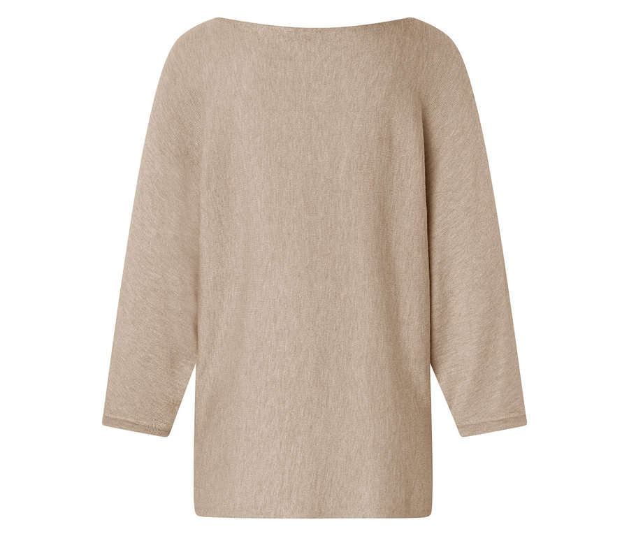 Rückansicht eines beigen, gestrickten Pullovers mit weitem Halsausschnitt und Dreiviertelärmeln.