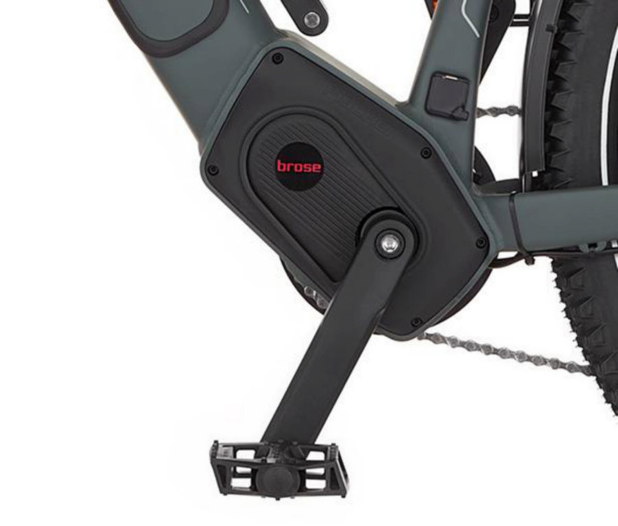 Detailaufnahme vom Tretlagerbereich eines FISCHER ATB E-Bike TERRA 6.8i ULTIMATE, 55 cm, mit sichtbarem Brose-Antrieb.