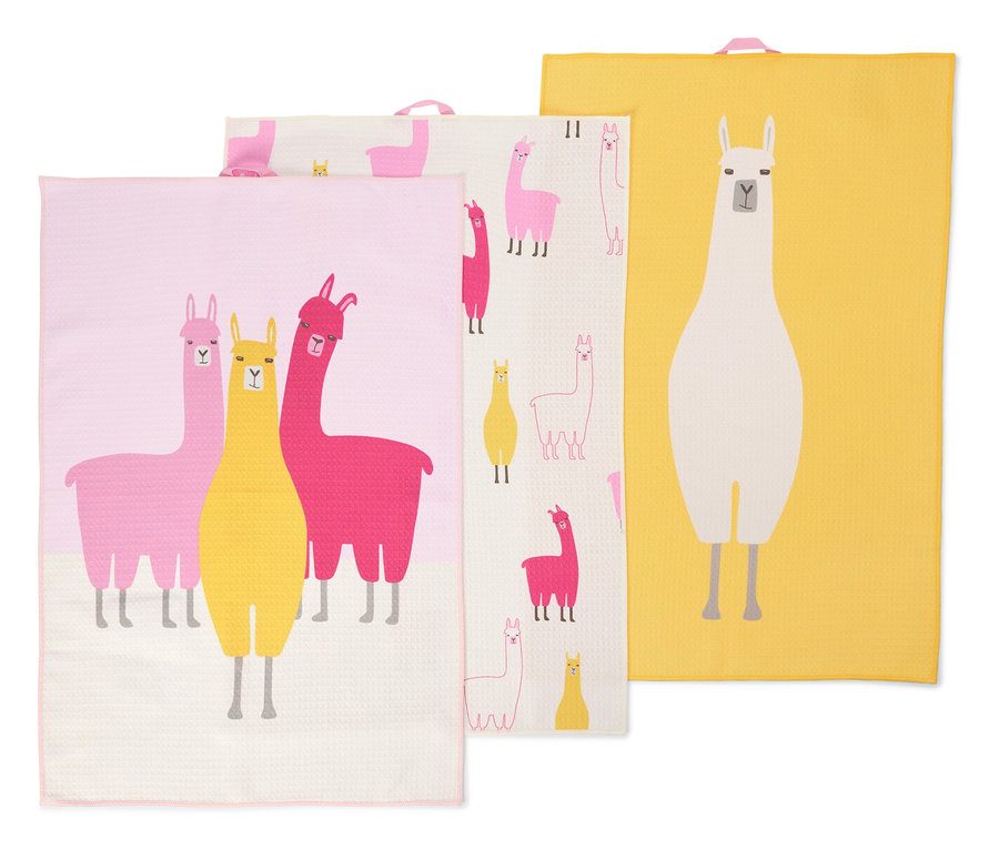Drei Geschirrtücher liegen übereinander. Die Tücher sind rosa, gelb und weiß und mit Lamas bedruckt.