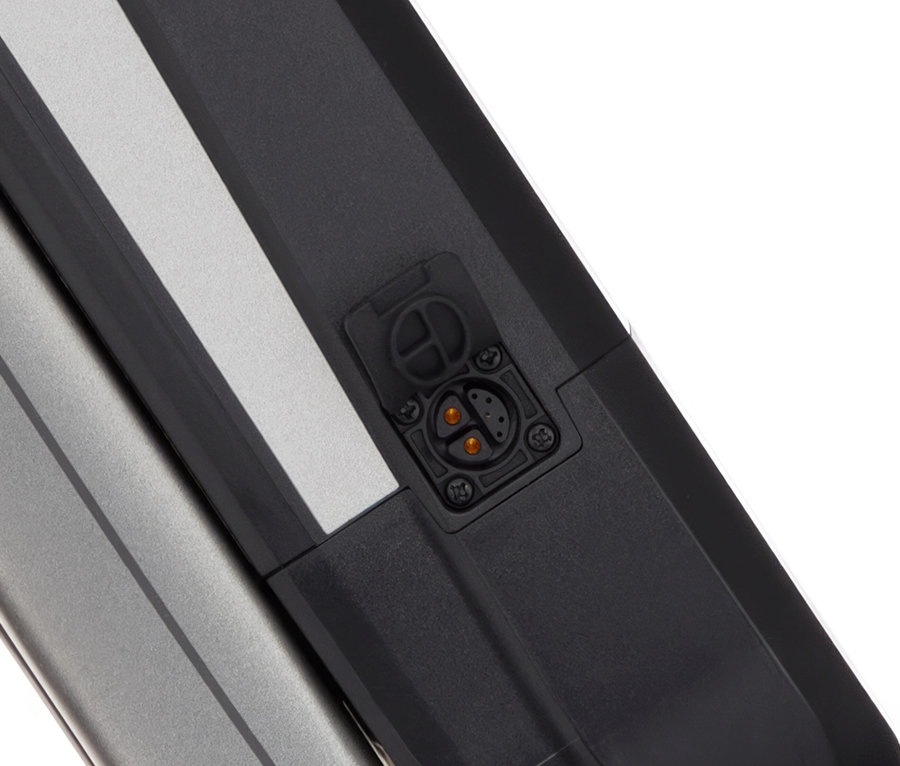 Detailaufnahme des Ladeanschlusses eines FISCHER Trekking-E-Bike TERRA 2.2 ACTIVE mit Diamant Rahmen.