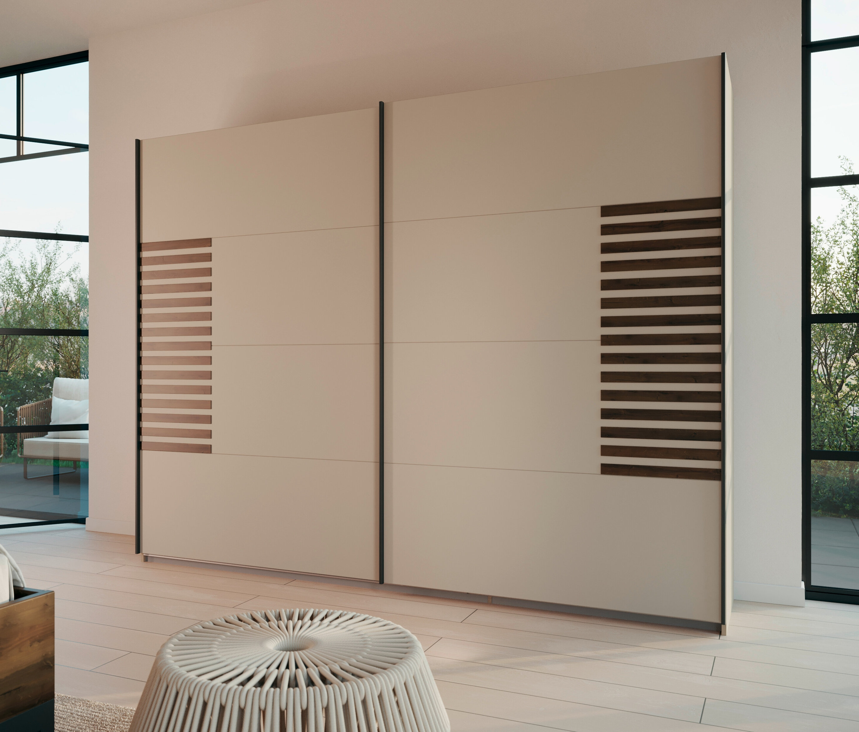 Beiger Schiebetürenschrank mit horizontalen Holzpaneelen steht in einem hellen Raum mit Fenster und einem weißen Hocker.