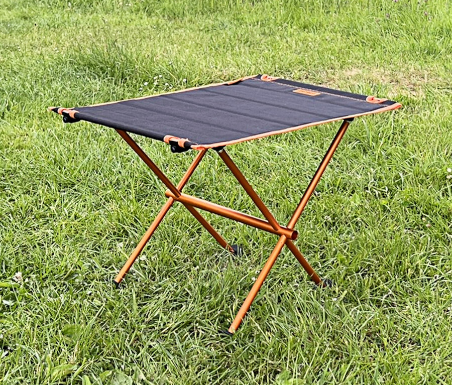 Der Tambu Campingtisch »BATISTSA« steht auf einer Wiese.