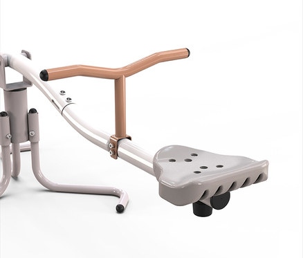 Nahaufnahme einer grauen Sitzfläche mit Löchern und einer braunen Haltestange an einem weißen Trainingsgerät.