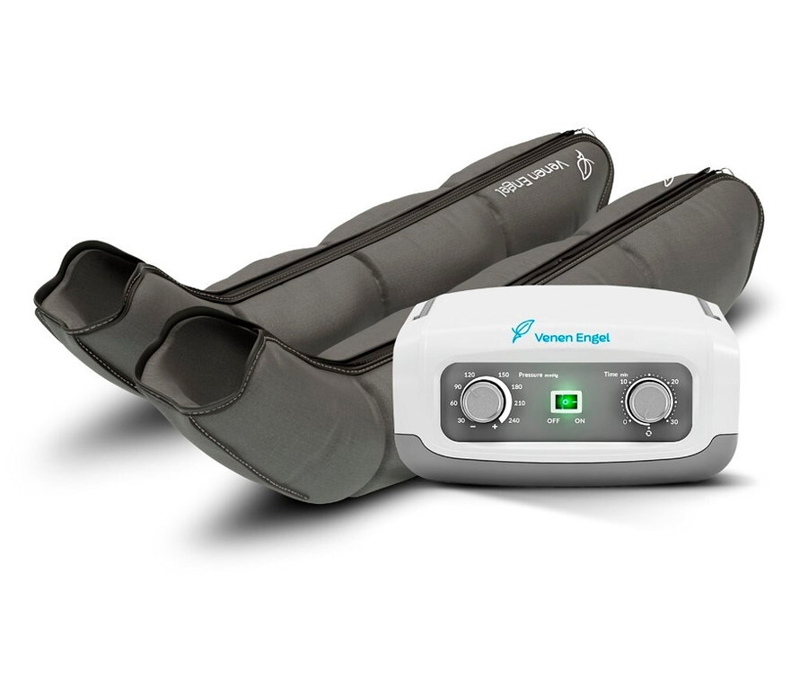 Beinmanschetten und Steuergerät von Venen Engel liegen auf weißem Untergrund. Das Gerät ist weiß mit grauen Akzenten und Knöpfen.